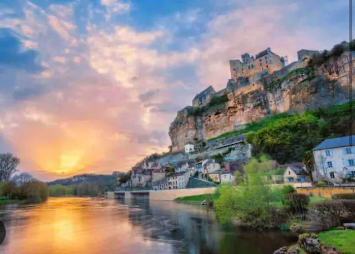 Dans Le Perigord بيت للعطل *